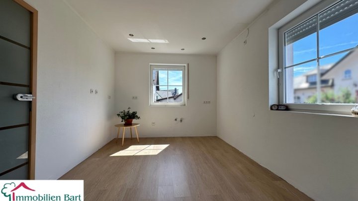 GEPFLEGTES WOHNHAUS MIT 60 M² GARAGE / 15 MIN. BIS ZUR GRENZE!