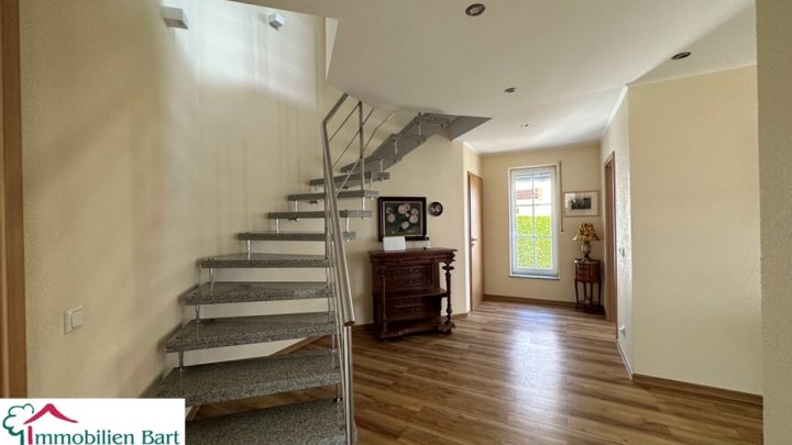 GEPFLEGTES WOHNHAUS MIT 60 M² GARAGE / 15 MIN. BIS ZUR GRENZE!