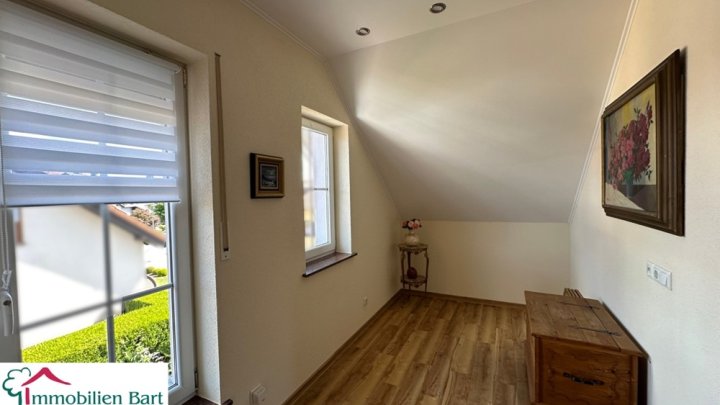 GEPFLEGTES WOHNHAUS MIT 60 M² GARAGE / 15 MIN. BIS ZUR GRENZE!