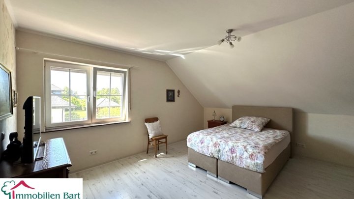 GEPFLEGTES WOHNHAUS MIT 60 M² GARAGE / 15 MIN. BIS ZUR GRENZE!