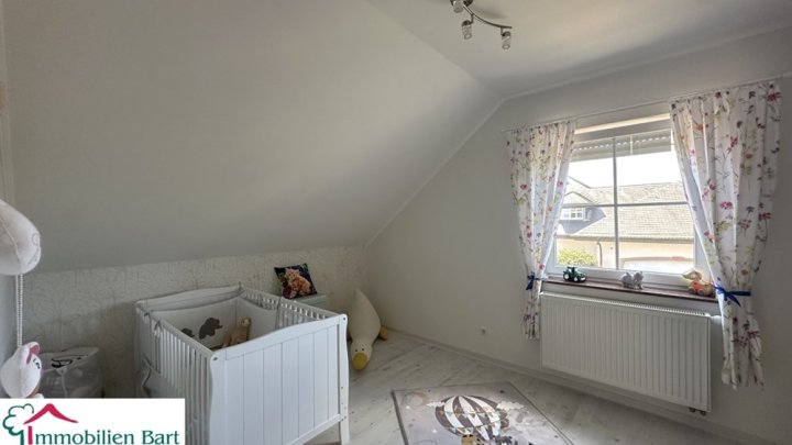 GEPFLEGTES WOHNHAUS MIT 60 M² GARAGE / 15 MIN. BIS ZUR GRENZE!
