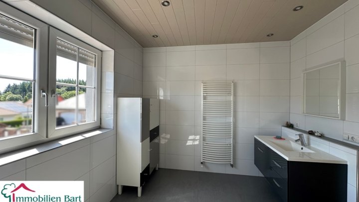 GEPFLEGTES WOHNHAUS MIT 60 M² GARAGE / 15 MIN. BIS ZUR GRENZE!