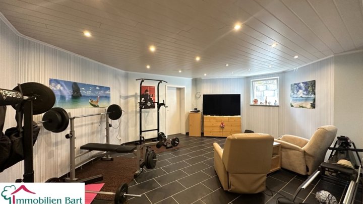 GEPFLEGTES WOHNHAUS MIT 60 M² GARAGE / 15 MIN. BIS ZUR GRENZE!