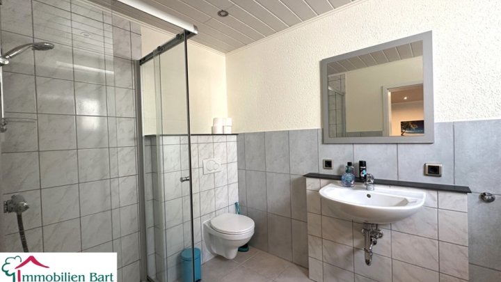 GEPFLEGTES WOHNHAUS MIT 60 M² GARAGE / 15 MIN. BIS ZUR GRENZE!