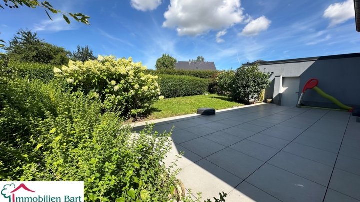 GEPFLEGTES WOHNHAUS MIT 60 M² GARAGE / 15 MIN. BIS ZUR GRENZE!