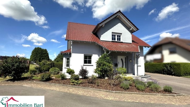 GEPFLEGTES WOHNHAUS MIT 60 M² GARAGE / 15 MIN. BIS ZUR GRENZE!
