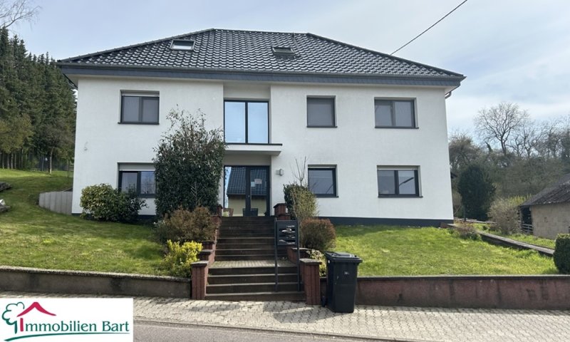 WINCHERINGEN: 348 M² WOHNHAUS MIT 3 WOHNUNGEN!
