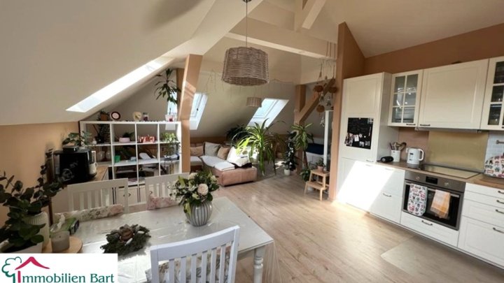 WINCHERINGEN: 348 M² WOHNHAUS MIT 3 WOHNUNGEN!