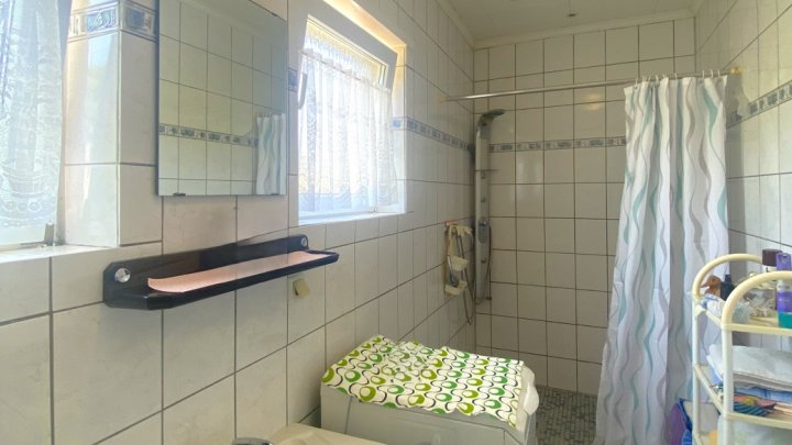 RESERVIERT-EIN,- BIS ZWEIFAMILIENHAUS, MEHRGENERATIONENHAUS, RUHIGE NEBENSTRASSE, IN RIEGELSBERG