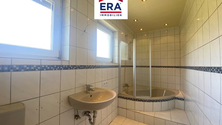 RESERVIERT-EIN,- BIS ZWEIFAMILIENHAUS, MEHRGENERATIONENHAUS, RUHIGE NEBENSTRASSE, IN RIEGELSBERG