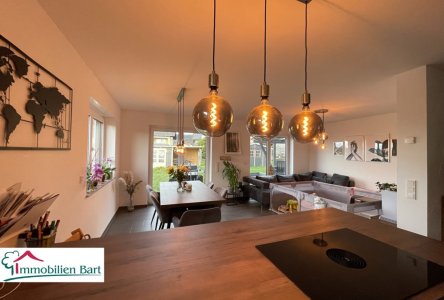 offener Wohn-/Essbereich mit Küche und Zugang zur Terrasse und zum Garten EG