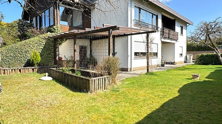 Freistehehendes Einfamilienhaus mit ELW und 2 Garagen in schöner Lage