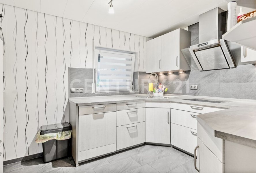 neuwertige Küche in der oberen Wohnung-2