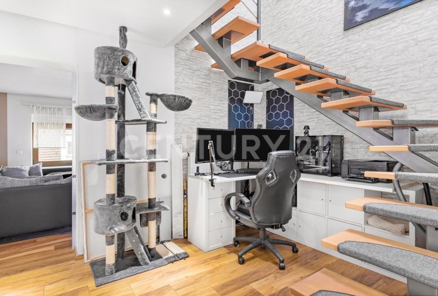 grosszügiges Durchgangszimmer + Treppenaufgang