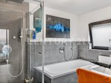 renoviertes Badezimmer in der oberen Wohnung