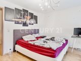 lichtdurchflutetes Schlafzimmer der unteren Wohnung