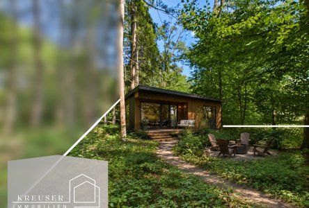 Unverbindliche, KI-gestützte Visualisierung einer möglichen eingeschossigen Bebauung mit einem Wochenendhaus bis maximal 60 m²