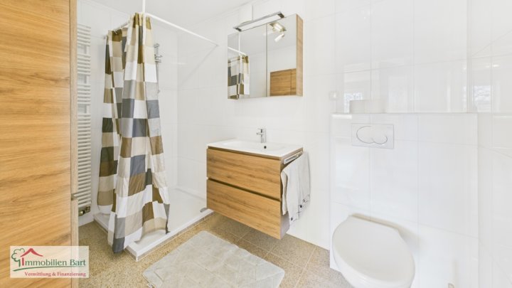 TEILRENOVIERTES 216 M² WOHNHAUS MIT VIEL POTENZIAL!