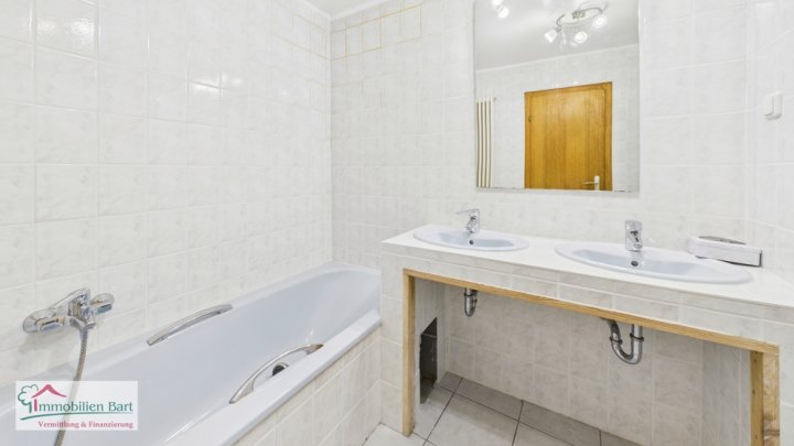 TEILRENOVIERTES 216 M² WOHNHAUS MIT VIEL POTENZIAL!