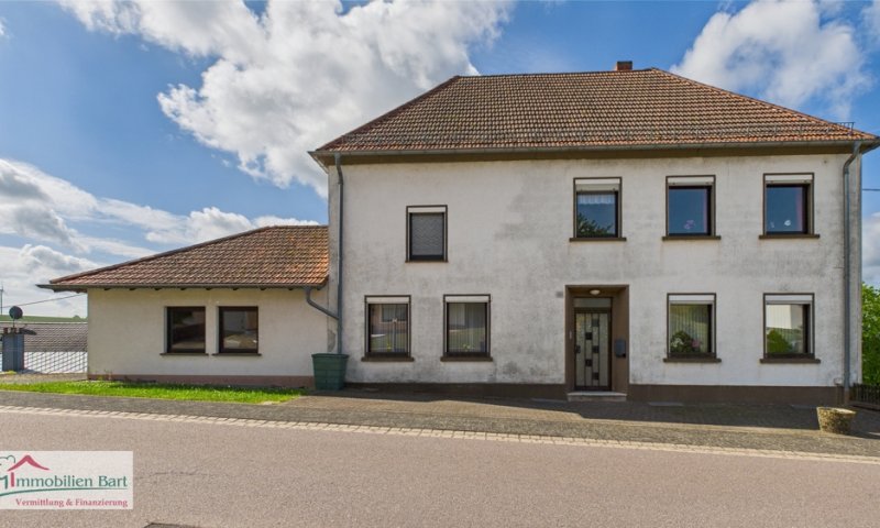 FREUDENBURG: WOHNHAUS MIT ELW UND GROßER GARAGE