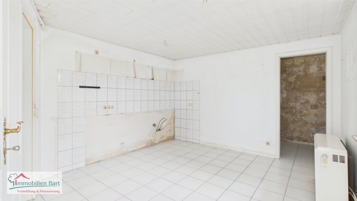 FREUDENBURG: WOHNHAUS MIT ELW UND GROßER GARAGE