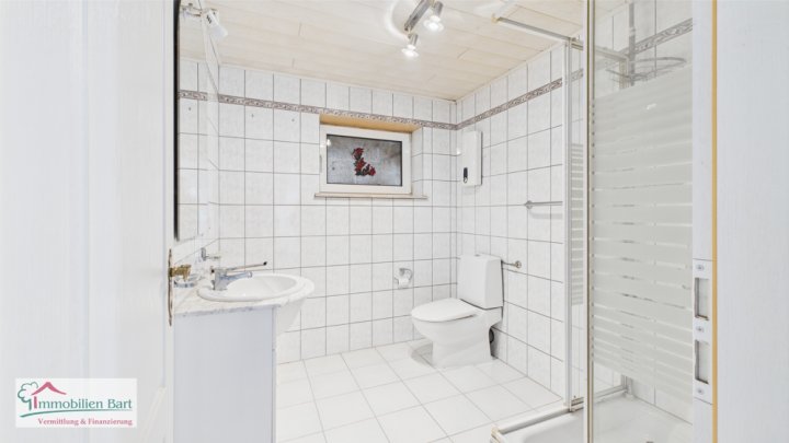 FREUDENBURG: WOHNHAUS MIT ELW UND GROßER GARAGE