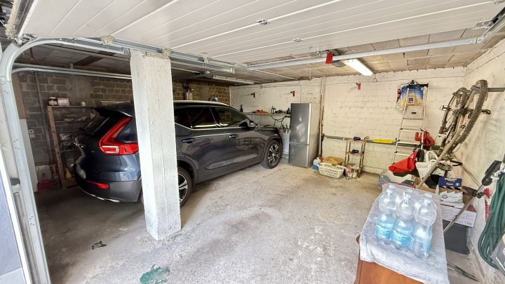 Freistehendes Zweifamilienhaus mit Terrasse, Loggien, zwei Garagen und guter Verkehrsanbindung