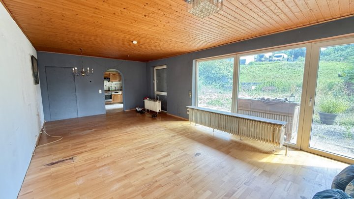 Freistehendes Zweifamilienhaus mit Terrasse, Loggien, zwei Garagen und guter Verkehrsanbindung