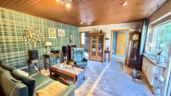 Freistehendes Zweifamilienhaus mit Terrasse, Loggien, zwei Garagen und guter Verkehrsanbindung