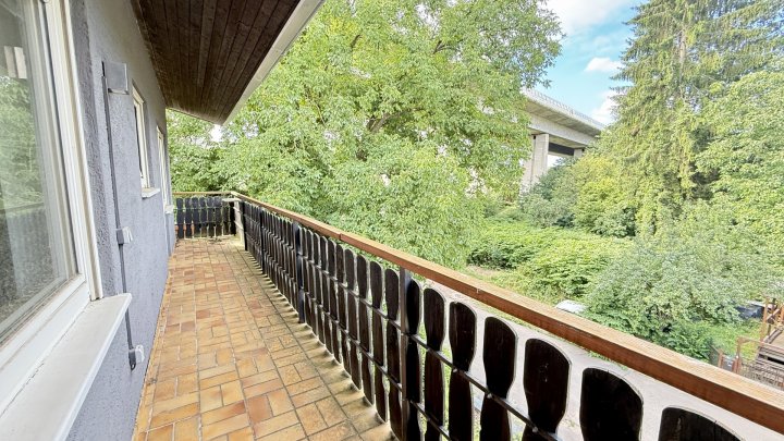 Freistehendes Zweifamilienhaus mit Terrasse, Loggien, zwei Garagen und guter Verkehrsanbindung