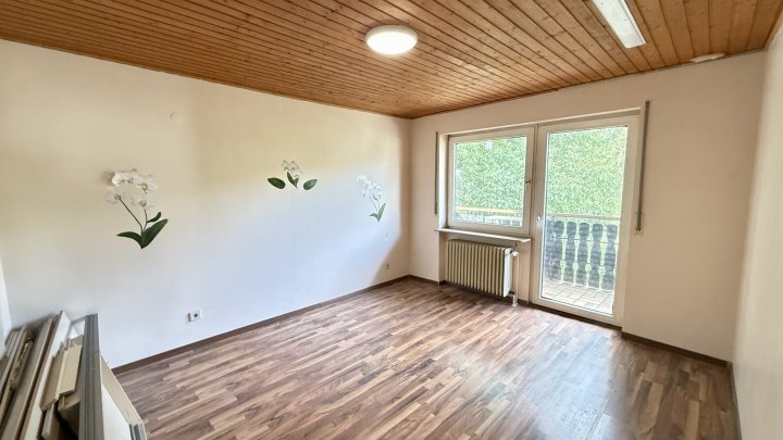 Freistehendes Zweifamilienhaus mit Terrasse, Loggien, zwei Garagen und guter Verkehrsanbindung