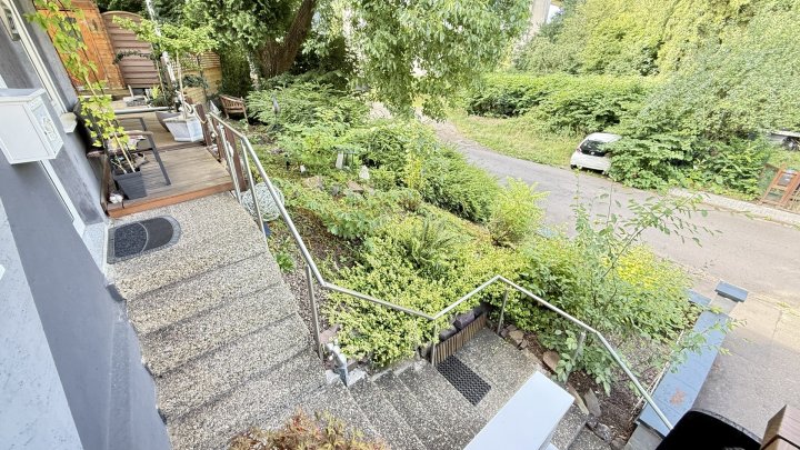 Freistehendes Zweifamilienhaus mit Terrasse, Loggien, zwei Garagen und guter Verkehrsanbindung