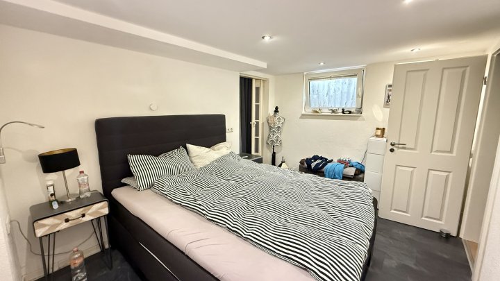 Freistehendes Zweifamilienhaus mit Terrasse, Loggien, zwei Garagen und guter Verkehrsanbindung