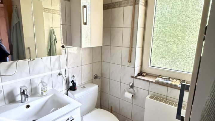 Freistehendes Zweifamilienhaus mit Terrasse, Loggien, zwei Garagen und guter Verkehrsanbindung