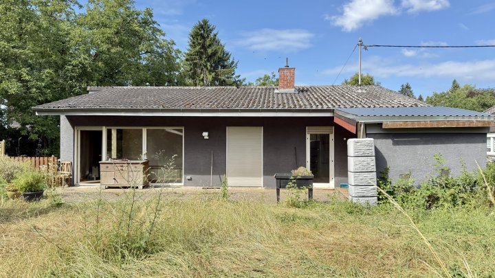 Freistehendes Zweifamilienhaus mit Terrasse, Loggien, zwei Garagen und guter Verkehrsanbindung