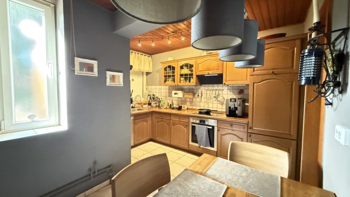 Freistehendes Zweifamilienhaus mit Terrasse, Loggien, zwei Garagen und guter Verkehrsanbindung