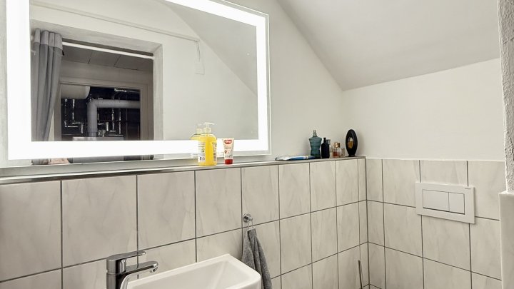 Freistehendes Zweifamilienhaus mit Terrasse, Loggien, zwei Garagen und guter Verkehrsanbindung