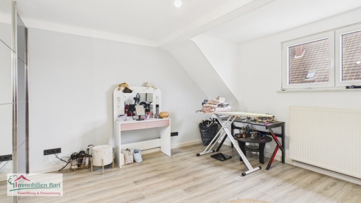 METTLACH-ORSCHOLZ:

WOHNHAUS MIT 160 M² WFL. / 4 SCHLAFZIMMERN / GARTEN / GARAGE