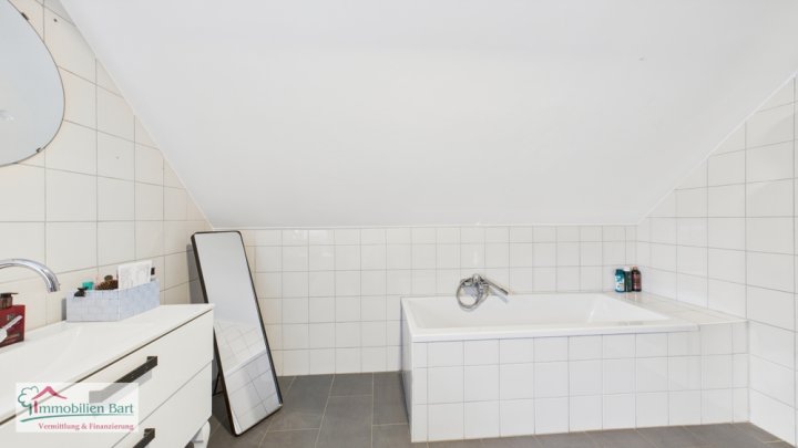 METTLACH-ORSCHOLZ:

WOHNHAUS MIT 160 M² WFL. / 4 SCHLAFZIMMERN / GARTEN / GARAGE