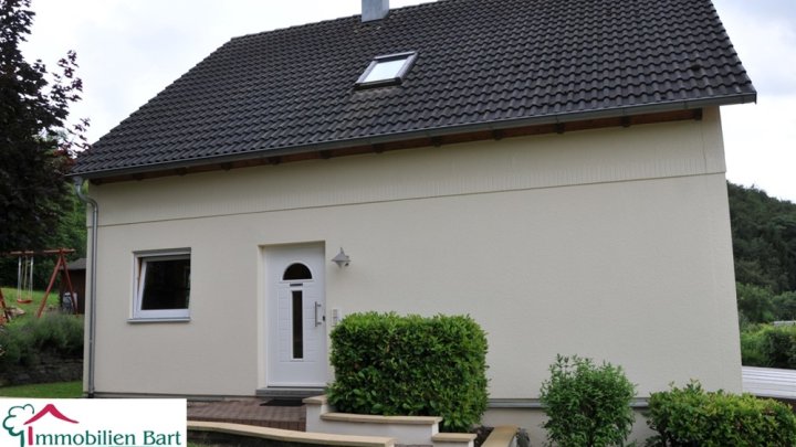 WOHNHAUS MIT VIEL PLATZ INNEN & AUSSEN & SICHT NACH LUXEMBURG!