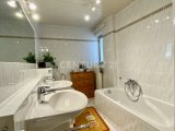 Neuwertiges Badezimmer in der Obergeschosswohnung
