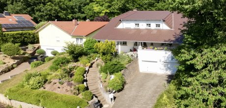 Großzügige Einfahrt mit gepflegter Gartenanlage
