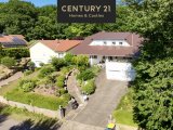Großzügige Einfahrt mit gepflegter Gartenanlage
