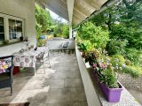 Großzügiger Balkon mit Granitplatten - Ruheoase vor dem Haus