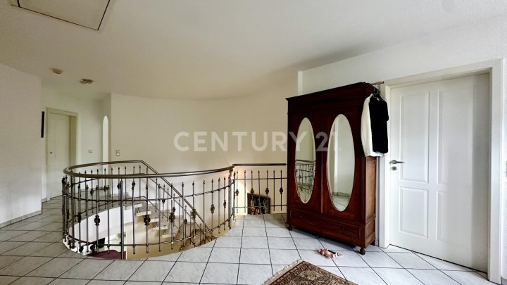 Stilvolle Villa mit Galerie in Schiffweiler – Wohnen auf höchstem Niveau