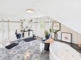 Großzügiges Wellnessbad mit Dusche und Designerwanne