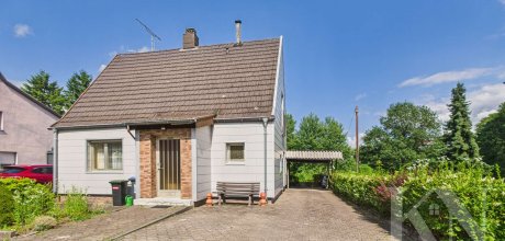 Frontansicht mit Carport