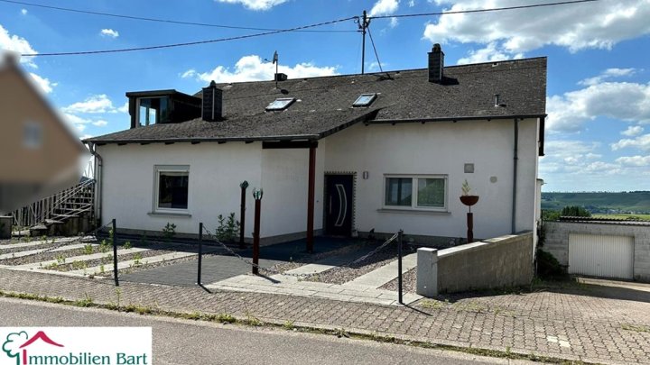PERL-SEHNDORF: RENOVIERTE 120 M² WOHNUNG MIT TOLLER FERNSICHT