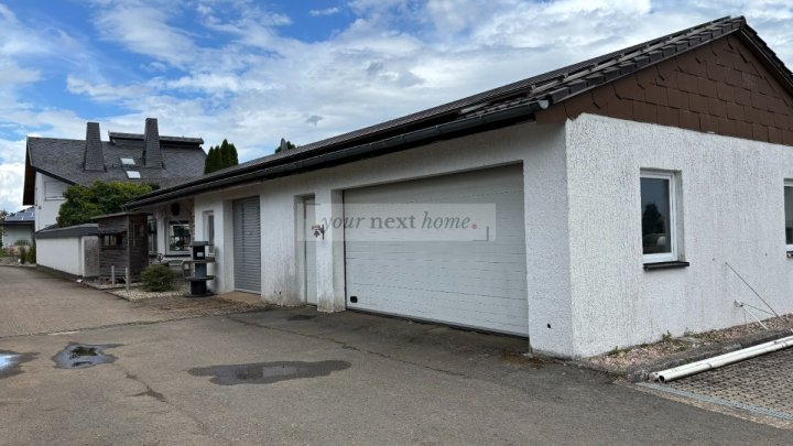 Einfamilienhaus mit Option auf angrenzende Halle zu verkaufen.