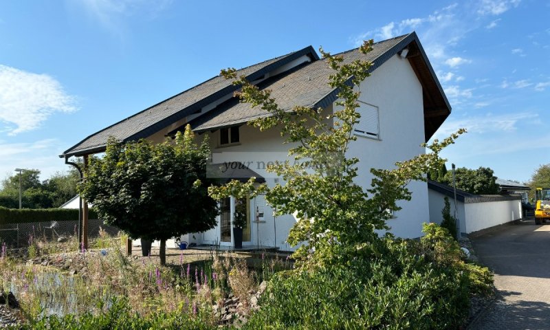 Einfamilienhaus mit Option auf angrenzende Halle zu verkaufen.